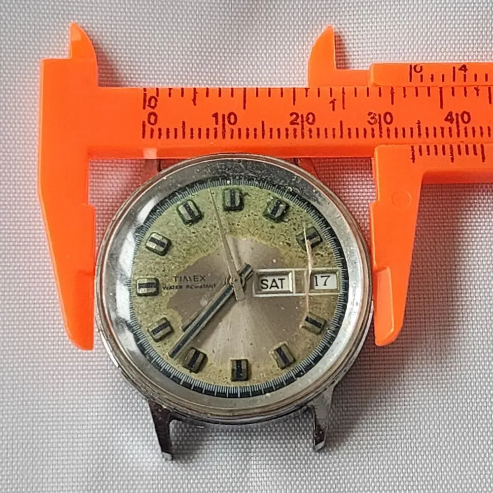 Timex Vintage Water Resistant Day Date Watch Silver Retro Collectible Timepiece‎